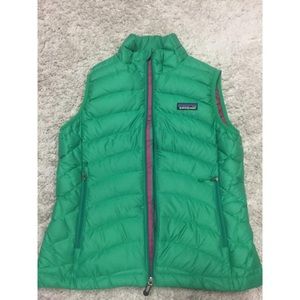 Patagonia Women’s puffer vest in green size small